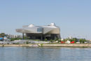 Musée des Confluences set ude fra Saône. Museet ligger der, hvor Rhône og Saône mødes. Arkitektonisk et meget spændende byggeri. Vi besøgte museet, og det var absolut et besøg værd. 