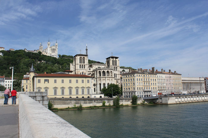 Udsigten fra Pont Boneparte. I forgrunden Cathédral St-Jean og oppe på toppen af bakken ses Basilique Notre-Dame de Fouvière, som vi var på vej op til. 
