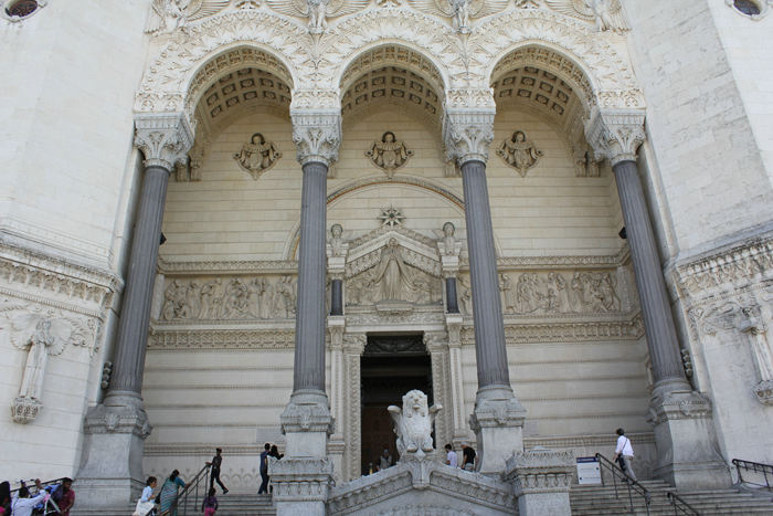 Indgangspartiet til Basilique Notre-Dame de Fouvière.