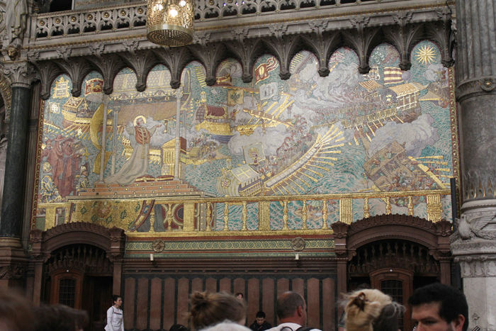 Basilique Notre-Dame de Fouvière. Hele kirken var udsmykket med mosaikbilleder, mange af dem med guldmosaikker.