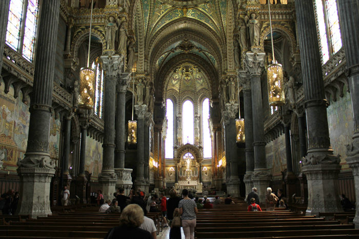 Der var ikke mange ’bare’ felter i Basilique Notre-Dame de Fouvière. Næsten alt var dækket af mosaikker.