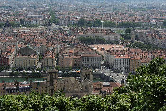 Udsigten oppe fra Basilique Notre-Dame de Fouvière. I forgrunden løber Saône floden og i baggrunden Rhône floden. Det er Place Bellecour, der ses til højre i billedet.