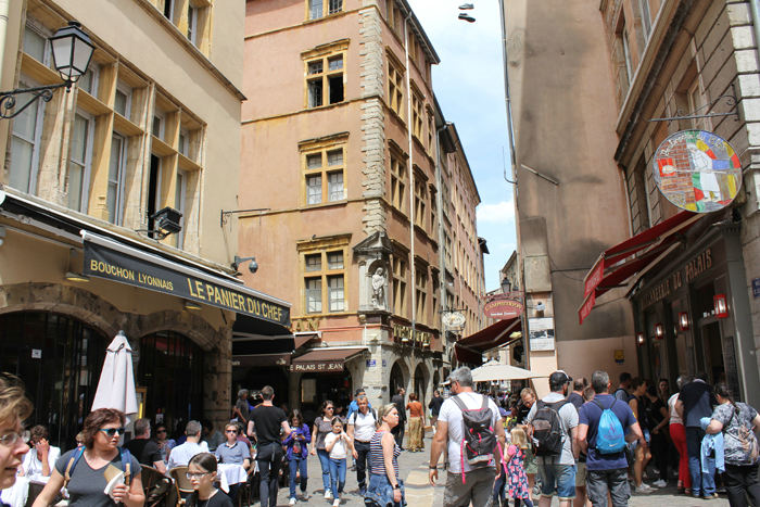 En af de smalle gader i St-Jean bydelen i Lyon. Læg mærke til figuren på hjørnet af huset. Det så vi mange steder.