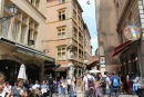 En af de smalle gader i St-Jean bydelen i Lyon. Læg mærke til figuren på hjørnet af huset. Det så vi mange steder.