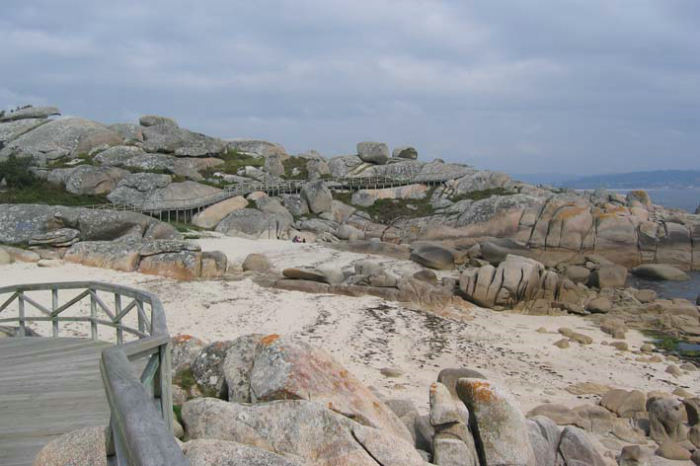 Der var anlagt en flere kilometer lang promenade/gangsti, hvor man sikkert kunne færdes lige ud til havet og gå på de mest fantastiske klipper. Der var masser af træer, blomster og dejlige planter.
