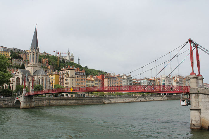 En af de mange fine broer der går over Saône floden i Lyon. Her fodgængerbroen Saint Georges.