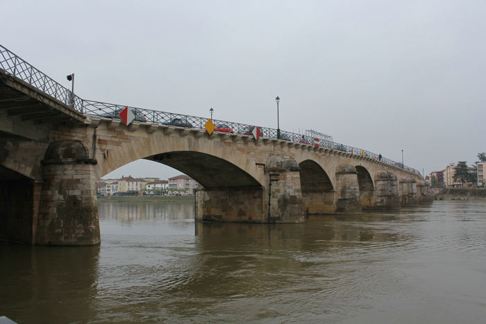Der er rigtig mange broer over Saône floden, her den gamle flotte Pont de Saint-Laurent i Mâcon. 