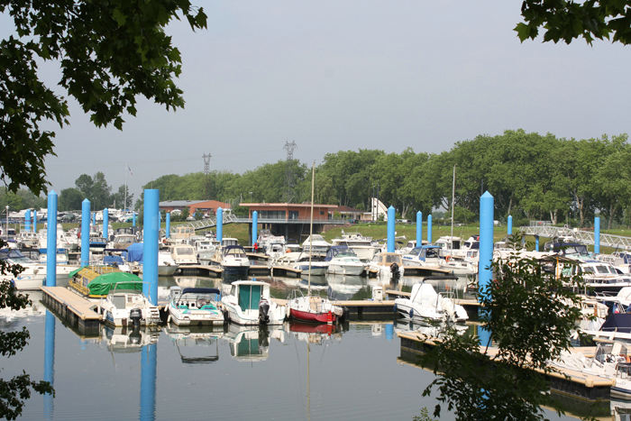 Den flotte marina i Mâcon. De var forberedt på højvande med de høje pæle, der holdt flydebroerne.