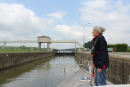 I slusen Ormes på Saône floden, bliver man normalt hævet 2,60 meter, men på grund af regnvejret og højvandet, blev vi kun hævet få cm.