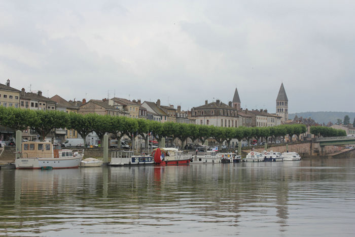 Tournus, en af de flotte gamle franske byer langs Saône floden. Her var der mulighed for at fortøje, hvis der ellers var plads, men vi ville godt lidt længere den dag.
