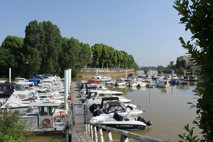 Marinaen i Chalon-sur-Saône. En rigtig fin marina, der ligger inde bag en ø, som man skal over for at komme over til den gamle bydel.