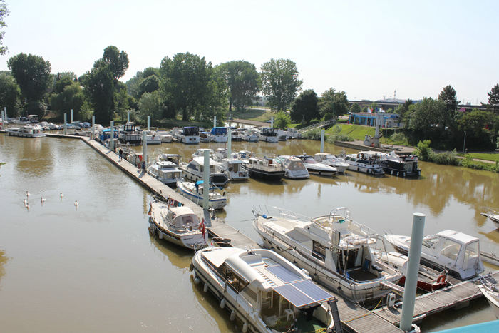 Marinaen i Chalon-sur-Saône set oppe fra broen, der går over til øen. Nausikaa fortøjet ved gæstebroen.