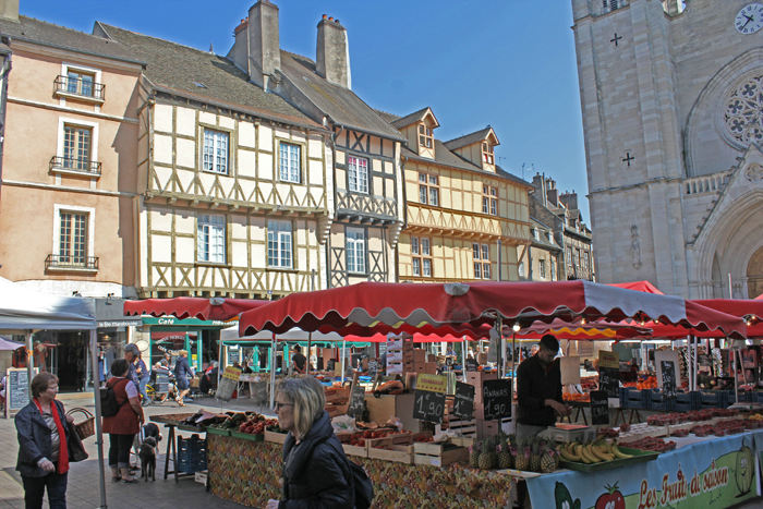 Der var markedsdag i Chalon-sur-Saône. Det blev bl.a. holdt på pladsen foran Saint Vincent’s Cathedral.