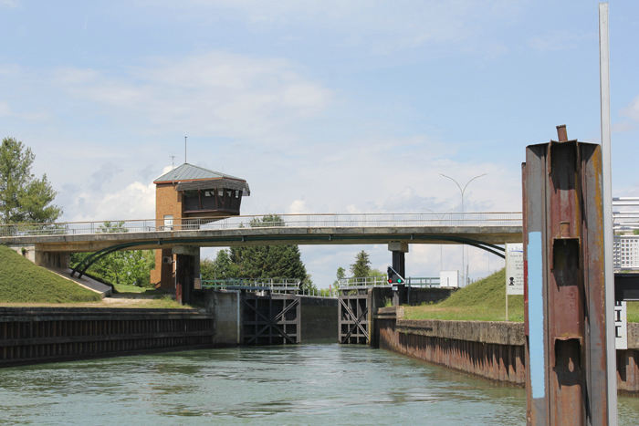Slusen Seurre på Saône floden (Pk 186). En af de 8 store sluser på floden. Her er de ved at gøre slusen klar til os (rødt og grønt lys). Vi blev her løftet 3,75 m.