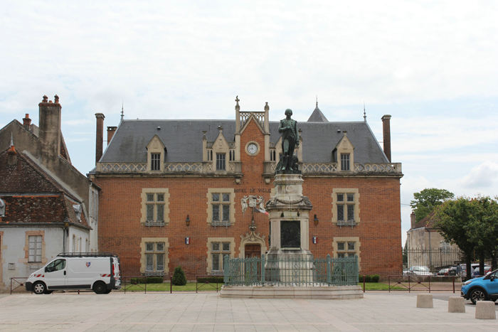 Det beskedne rådhus i byen Auxonne. Foran rådhuset står en statue af Napoleon. 