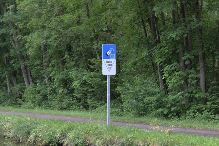 Et skilt inde på bredden fortalte, hvornår man skulle trykke på fjernbetjeningen for at starte klargøringen af slusen - og det virkede.