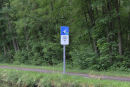 Et skilt inde på bredden fortalte, hvornår man skulle trykke på fjernbetjeningen for at starte klargøringen af slusen - og det virkede.