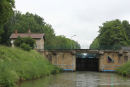 Sådan mødte vi sluserne på Canal entre Champagne et Bourgogne, så længe vi skulle sluses opad. Her sluse nr. 37 Rochette (Pk. 208,6), der er ved at blive gjort klar (rødt og grønt lys). 