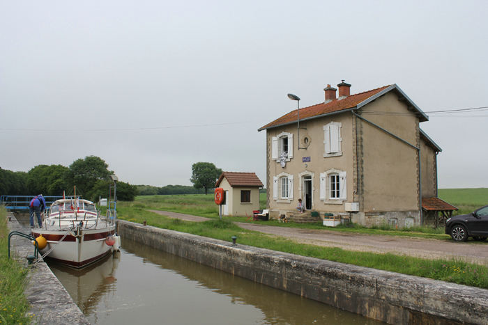 Ved alle sluserne i Canal entre Champagne et Bourgogne er der et hus til slusevagten. Da sluserne nu er automatiseret, er husene solgt til private. Al automatikken er i det lille hus ved siden af.