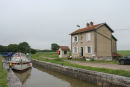 Ved alle sluserne i Canal entre Champagne et Bourgogne er der et hus til slusevagten. Da sluserne nu er automatiseret, er husene solgt til private. Al automatikken er i det lille hus ved siden af.