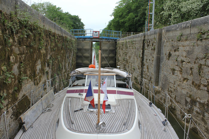 Nausikaa fortøjet i sluse nr. 17 Foireuse (Pk 177,0) på Canal entre Champagne et Bourgogne. Portene bag os er ved at lukke, og slusen vil blive fyldt med vand.