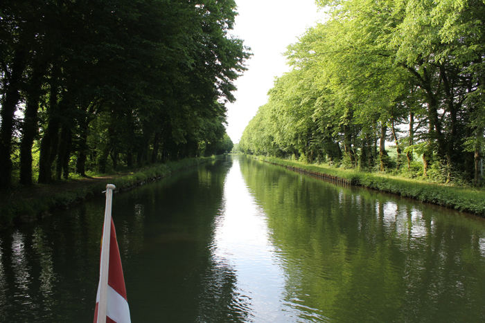 Canal entre Champagne et Bourgogne snoede sig meget, men der var også steder, hvor den var snorlige. Det var behageligt at sejle i skygge af træerne på grund af varmen. 