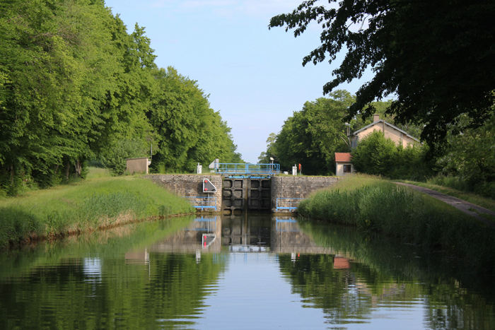 Vi mødte også enkelte sluser, hvor der var 2 røde lamper tændt. Det betyder: Slusen ude af drift. Her sluse nr. 13 Bise-l’Assaut på Canal entre Champagne et Bourgogne. Man kontaktede så VNF.