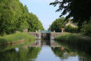 Vi mødte også enkelte sluser, hvor der var 2 røde lamper tændt. Det betyder: Slusen ude af drift. Her sluse nr. 13 Bise-l’Assaut på Canal entre Champagne et Bourgogne. Man kontaktede så VNF.