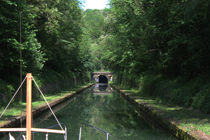 På toppen af Canal entre Champagne et Bourgogne skal man igennem en tunnel, der går ind under byen Balesmes-sur-Marne. Tunnelen er 4820 meter lang. Her indgangen til tunnelen.