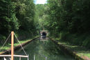 På toppen af Canal entre Champagne et Bourgogne skal man igennem en tunnel, der går ind under byen Balesmes-sur-Marne. Tunnelen er 4820 meter lang. Her indgangen til tunnelen.