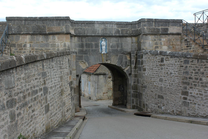 Vi holdt en pause ved ’rasteplads’ Langres (Pk 149,2). Langres er en flot gammel middelalderby. Byen er stadig omgivet af de gamle mure og porte. Her Porte Longe-Porte. 