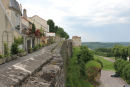 Et kik hen langs den gamle mur rundt om Langres. I baggrunden Tour Saint-Jean.