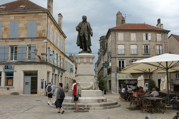 Statue af Denis Diderot, fransk forfatter m.m. på Place Diderot i Langres.