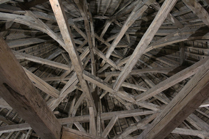 Det er lidt af en trækonstruktion, der bærer taget/kuplen over Tours de Navarre et d´Orval i Langres.