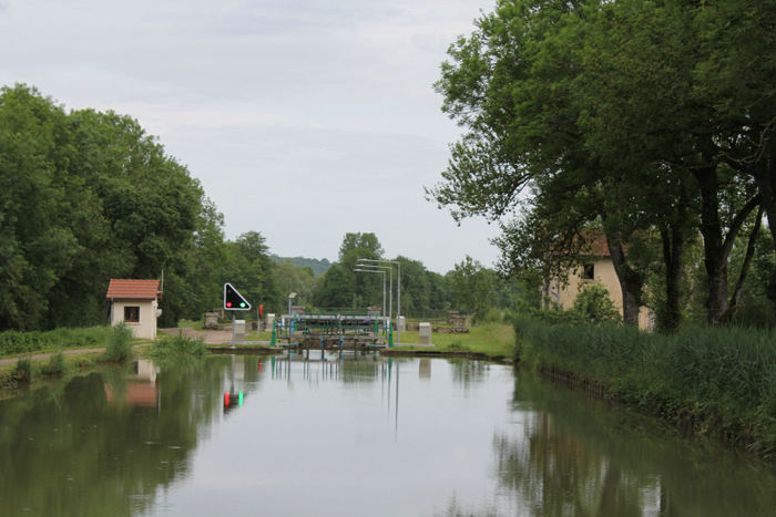 På vej nedad møder vi sluserne på en anden måde. Der er ikke den høje sluseport, som vi mødte, indtil vi nåede toppen af Canal entre Champagne et Bourgogne. Her sluse Rolampont (Pk 139,2).