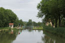 På vej nedad møder vi sluserne på en anden måde. Der er ikke den høje sluseport, som vi mødte, indtil vi nåede toppen af Canal entre Champagne et Bourgogne. Her sluse Rolampont (Pk 139,2).