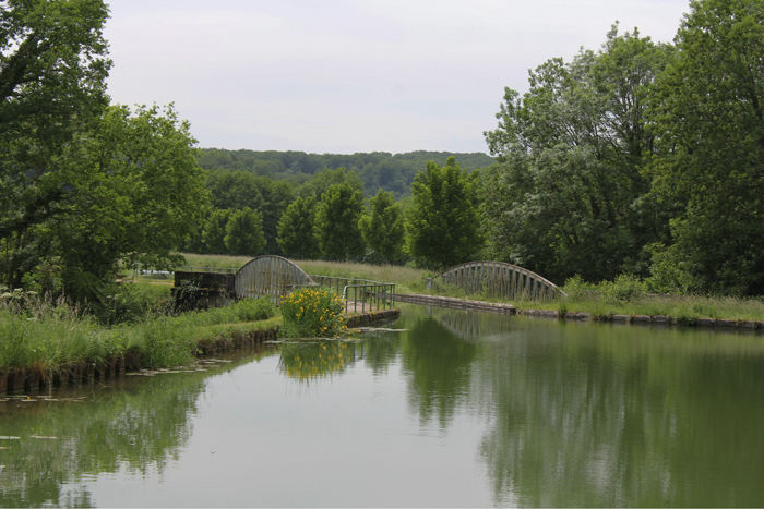 Canal entre Champagne et Bourgogne følger Marne floden, og flere steder sejler vi over floden. Her akvædukten ved Foulain (Pk 123,4).