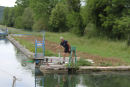 De var ikke færdige med at automatisere alle sluserne på Canal entre Champagne et Bourgogne. Her hjælper en mand fra VNF med at betjene slusen Pécheux nr. 18 (Pk 122,2).