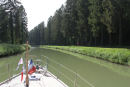 Canal entre Champagne et Bourgogne er meget varieret. Nogle steder er der megen begroning, der hænger ud over kanalen, men der er også steder, hvor den er bred og kanten er fri, som her i nærheden af Chaumont.
