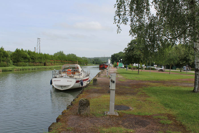 Nausikaa fortøjet ved Port de la Maladiére i Chaumont. Her fik vi et længere ophold. Havnefogeden var blevet ringet op af VNF, som meddelte, at sluse nr. 28 – Mouillerys – var ude af drift, og det ville tage nogle dage at reparere den.