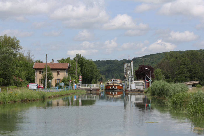 Vi mødte også nogle få erhvervsfartøjer på Canal entre Champagne et Bourgogne. Her ved sluse 48 Curel (Pk 54,6) var det nu et gammelt erhvervsfartøj, der var bygget om til lystfartøj.  