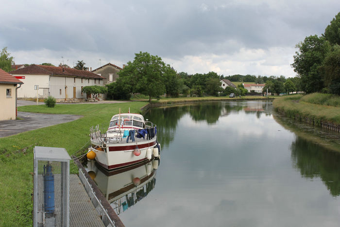 Vi overnattede lige foran sluse 3 ved Couvrot på Canal latéral à la Marne. Der var ikke mange muligheder for at fortøje på den første del af Canal latéral à la Marne, men der var udmærket.