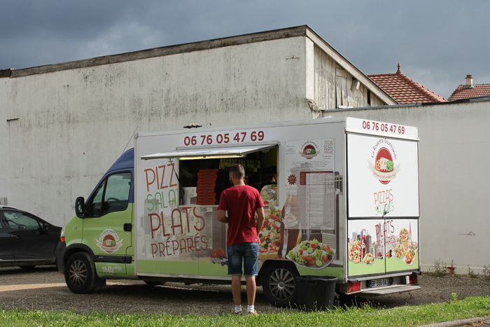 Couvrot er en lille by, men der var en reklame for en restaurant, som vi gik efter, men der så meget lukket ud. Det eneste, vi fandt, var et mobilt pizzeria oppe på torvet. Det havde vi ikke rigtig lyst til, så det blev middag ombord.  