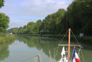 Vi afleverede fjernbetjeningen til sluserne, da vi forlod Canal entre Champagne et Bourgogne i Vitry-le-Francois. På Canal latéral à la Marne hænger der en stang ud over kanalen; en stang, som aktiverer sluserne.