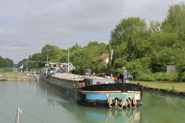 Der var flere flodpramme på Canal latéral à la Marne end på Canal entre Champagne et Bourgogne. Her ved slusen La Chaussée-sur-Marne (Pk 15,1) måtte vi vente på sådan en flodpram. 