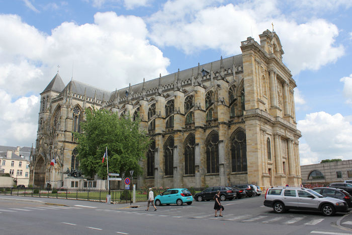Saint-Entienne Cathedral i Châlons-en-Champagne. Byggeriet af den enorme kirke begyndte i 1120, men var først færdigt i 1634. 