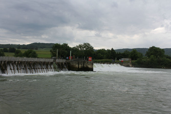 Ved siden af sluserne på La Marne, var vandet stemmet op. Slusen er til venstre i billedet. Det gav temmelig megen uro i vandet neden for slusen. Her slusen Courcelles (Pk 30,4). 
