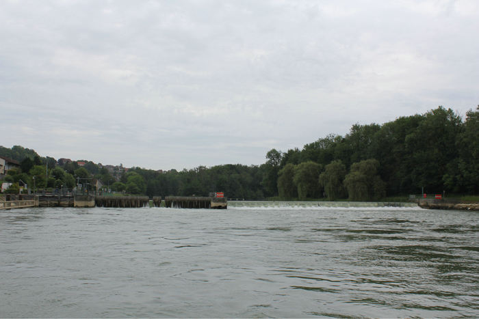 Ved siden af sluserne på La Marne, var vandet stemmet op. Slusen er til venstre i billedet. Det gav temmelig megen uro i vandet neden for slusen. Her slusen Mont-Saint-Père (Pk 42,5).