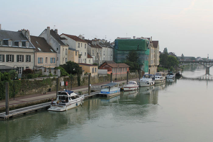 Nausikaa fortøjet i Lagny-sur-Marne. Vi havde regnet med at nå Paris den dag, men blev råbt an af Jens på M/S Katimaje fra Bogense, da vi sejlede forbi Lagny. Sluse nr. 16 var ude af drift, så vi kunne ikke komme videre.  