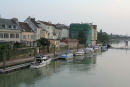 Nausikaa fortøjet i Lagny-sur-Marne. Vi havde regnet med at nå Paris den dag, men blev råbt an af Jens på M/S Katimaje fra Bogense, da vi sejlede forbi Lagny. Sluse nr. 16 var ude af drift, så vi kunne ikke komme videre.  